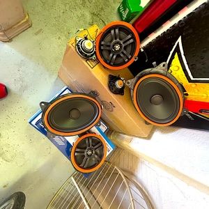 4 JBL door speakers with 2 tweeter’s.